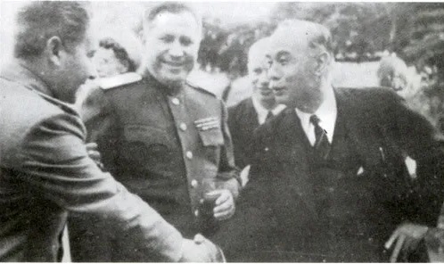 ▲ 미소공위의 소련대표단을 만난 여운형(오른쪽).