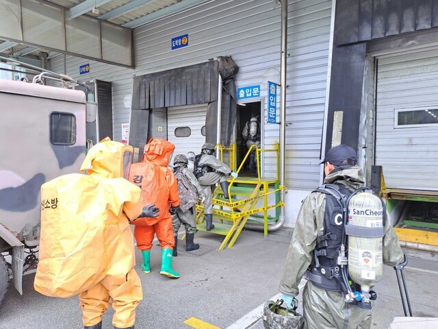 ▲ 강원특별자치도 소방본부 소속 소방관과 경찰이 강릉우편집중국으로 진입하고 있다.ⓒ강원특별자치도 소방본부