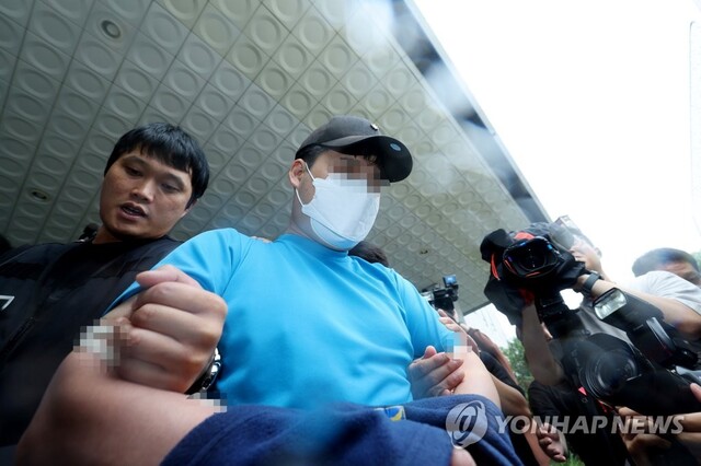 ▲ 행인을 상대로 무차별 흉기를 휘둘러 1명을 살해하고 3명을 다치게 한 조모 씨가 23일 서울중앙지법에 열릴 구속 전 피의자 심문(영장실질심사)에 출석하기 위해 관악경찰서를 나서고 있다. ⓒ연합뉴스