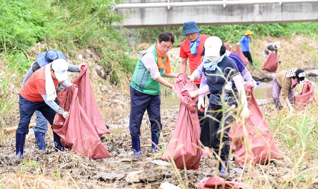 ▲ 이철우 경북도지사가 수해복구 현장을 찾아 복구에 힘을 보태고 있다.ⓒ경북도