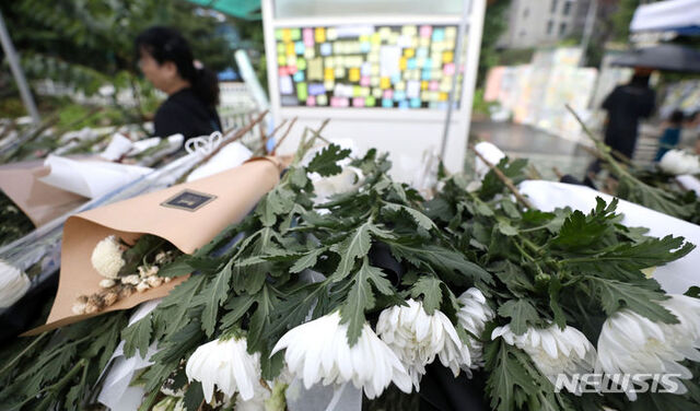 ▲ 23일 서울 서초구 서이초등학교에서 추모객들이 최근 스스로 목숨을 끊은 서이초 교사를 추모하고 있다. 교원단체 등은 이번 사건이 악성민원 등 학부모의 괴롭힘에 의해 발생했다는 의혹을 제기하고 있으며 경찰은 온라인상에서 제기된 학부모 갑질 여부 등에 대해 조사 중이다. 2023.07.23. ⓒ뉴시스