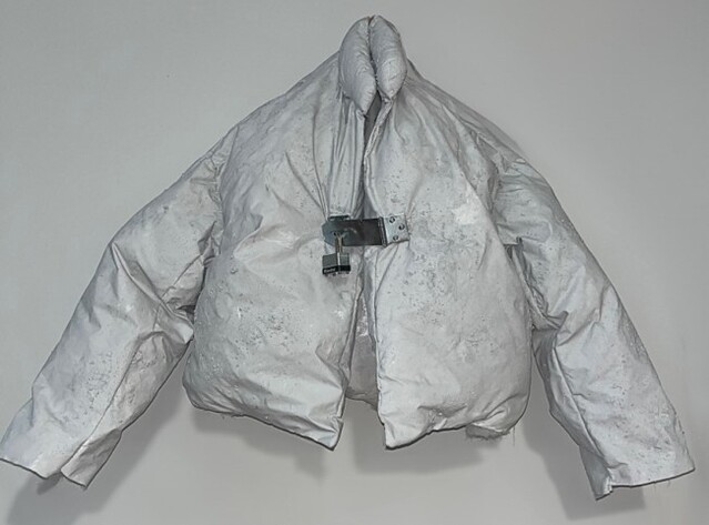 ▲ 산업화의 상징적 소재인 '시멘트'와 폐기물 '자물쇠'를 재활용해 인간의 욕망의 허망성을 표현한 '돌자켓' 작품.ⓒ마포문화재단