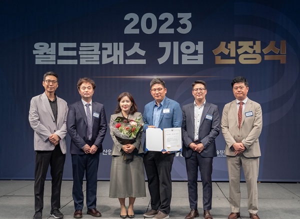 ▲ 콜마비앤에이치 윤여원 대표(왼쪽에서 ３번째)와 임직원들이 산업통상자원부가 주관하는 ‘월드클래스 기업’으로 선정되고 기념사진을 촬영하고 있다.ⓒ콜마비앤에이치