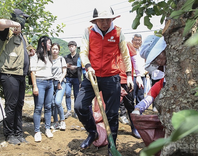 ▲ 국민의힘이 청주 일원서 수해복구 봉사활동을 갖는다.사진은 김기현 원내대표가 경북 예천서 봉사활동하는 모습.ⓒ국민의힘