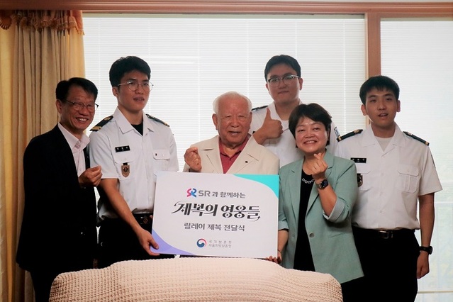 ▲ 에스알은 24일 6·25전쟁 참전 유공자 표용은(90세) 옹의 자택을 방문해 새 제복과 위문품을 전달했다.ⓒ에스알