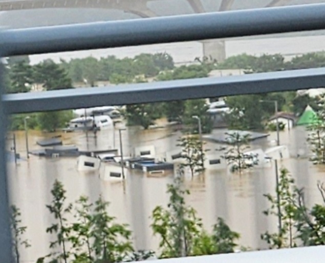 ▲ 세종지역에 기록적인 폭우로 세종합강오토캠핑장이 물에 잠기면서 카라반 등이 물 위에 둥둥 떠있다.ⓒ독자 제보