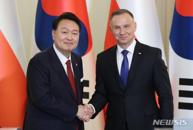 ▲ 윤석열 대통령이 지난 13일(현지시간) 바르샤바 대통령궁에서 열린 한-폴란드 정상 공동언론발표를 마친 뒤 안제이 두다 폴란드 대통령과 악수하고 있다. ⓒ뉴시스