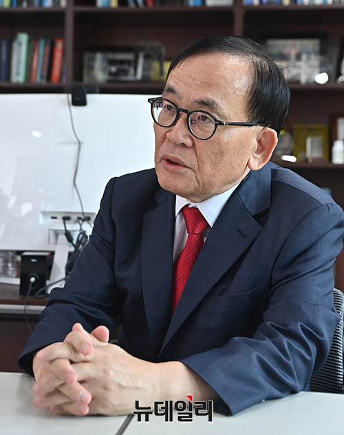 ▲ 박석순 이대 환경공학과 명예교수가 24일 오후 서초구에 위치한 개인사무실에서 뉴데일리와 인터뷰하고 있다. ⓒ서성진 기자