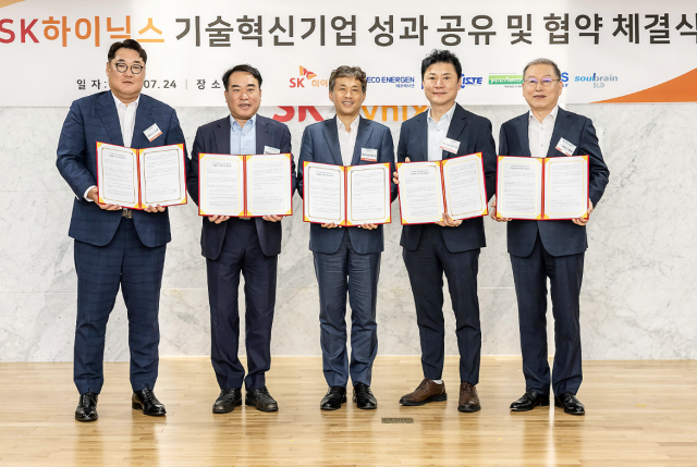 ▲ (왼쪽부터) 와이씨켐 이승훈 대표, ISTE 조창현 대표, 곽노정 SK하이닉스 대표이사 사장, 코비스테크놀로지 임은재 대표, 솔브레인SLD 노환철 대표. ⓒSK하이닉스