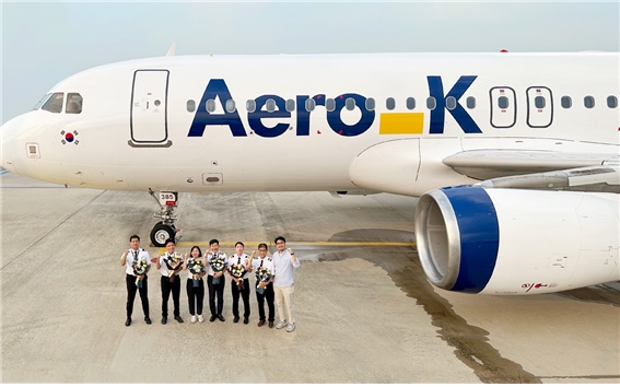 ▲ 에어로케이 4호기와 임직원. ⓒ에어로케이