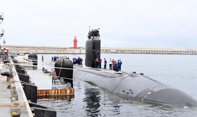 ▲ 미 핵추진잠수함(SSN) 아나폴리스함(SSN-760)이 24일 제주해군기지에 정박하고 있다. ⓒ해군