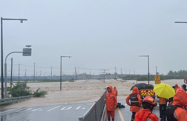 ▲ 국무조정실이 충북도와 행복청을 수사의뢰했다.사진은 사고 당일 궁평지하차도 침수장면.ⓒ청주서부소방서