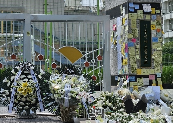▲ 20일 서울 서초구 서이초등학교 앞에 추모객들이 놓고 간 꽃들이 놓여 있다. ⓒ배정현 인턴기자