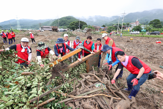 ▲ 경북도의회는 경북 북부지역 집중호우로 인해 큰 피해를 입은 예천 벌방리 지역의 주택가 토사 제거 등 복구작업에 구슬땀을 흘렸다.ⓒ경북도의회