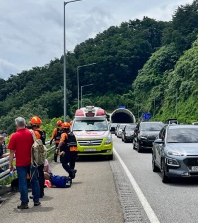 ▲ 119구급대원들이 서울양양고속도로 추돌사고 현장에서 사고 수습하고 있다.ⓒ강원소방본부