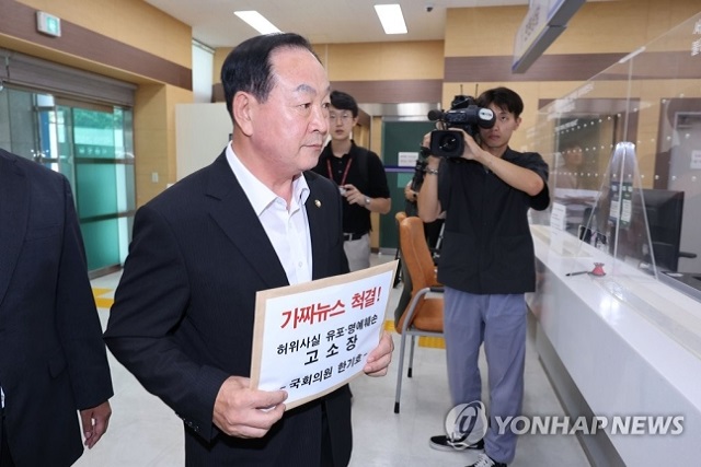 ▲ 한기호 국민의힘 의원이 24일 오전 서울경찰청 종합민원실에서 서이초 가짜뉴스 최초 유포자와 김어준 딴지일보 총수를 허위사실 유포 및 명예훼손 혐의로 고소하기 위해 이동하고 있다.ⓒ연합뉴스