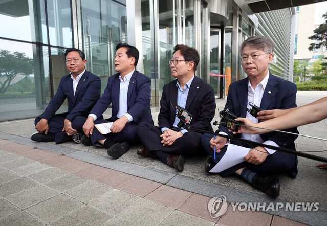 ▲ 더불어민주당 법률위원장인 김승원 의원(왼쪽부터), 인권위원장인 주철현 의원, 정치탄압대책위원장인 박범계 의원, 인권위 상임고문인 민형배 의원이 24일 오전 쌍방울 그룹 대북송금 사건에 연루돼 구속기소된 이화영 전 경기부지사에 대한 검찰 수사에 항의하기 위해 수원지방검찰청을 찾았다가 지검장과의 면담이 불발되자 청사 앞에 앉아 농성을 벌이고 있다. ⓒ연합뉴스