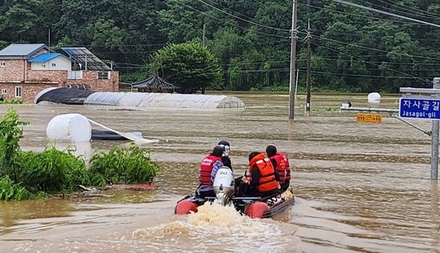 ▲ 지난 15일 한때 고립됐던 충주시 살미면 토계리 주민들이 구고되고 있다.ⓒ충주시