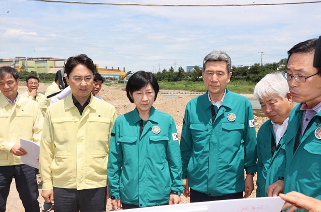 ▲ 이강덕 시장은 24일 한화진 환경부 장관과 함께 포항 냉천 재해복구 현장을 방문해 냉천 재해복구 사업 및 오천 항사댐 건설이 신속하게 추진될 수 있도록 협조를 당부했다.ⓒ포항시