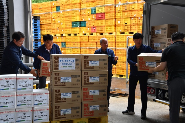 ▲ 예천농협(조합장 이달호)과 서안동농협(조합장 박영동)은 24일 농협경북본부(본부장 윤성훈)와 함께 역대급 수해로 피해를 입은 특별재난지역(예천, 문경, 영주, 봉화) 농가에 구호물품을 지원했다.ⓒ경북농협