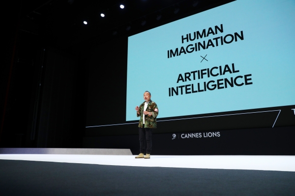 ▲ 2023 칸 라이언즈 페스티벌 토크 무대에 선 로버트 웡(Robert Wong) 구글 크리에이티브 랩 부사장(VP Creative Lab, Google). ⓒCANNES LIONS