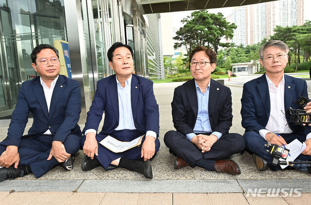 ▲ 민주당 박범계 검찰독재정치탄압대책위원장, 주철현 인권위원장, 김승원 법률위원장, 민형배 인권위 상임고문은 24일 수원지검 앞에서 기자회견을 열고 