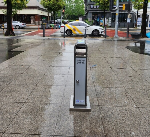 ▲ 대전 유성구는 25일  KT&G와 함께 쾌적한 거리를 만들기 위해  ‘담배꽁초 전용수거함’ 20대를 설치했다.ⓒ유성구