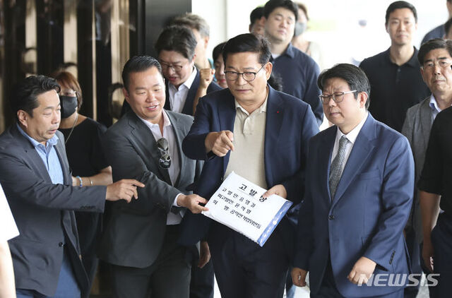 ▲ 송영길 전 더불어민주당 대표가 25일 오전 서울 서초구 서울중앙지방검찰청에서 윤석열 대통령 공직선거법 위반 및 혐의 고발과 관련해 고발장 접수하기 위해 들어가고 있다. ⓒ뉴시스