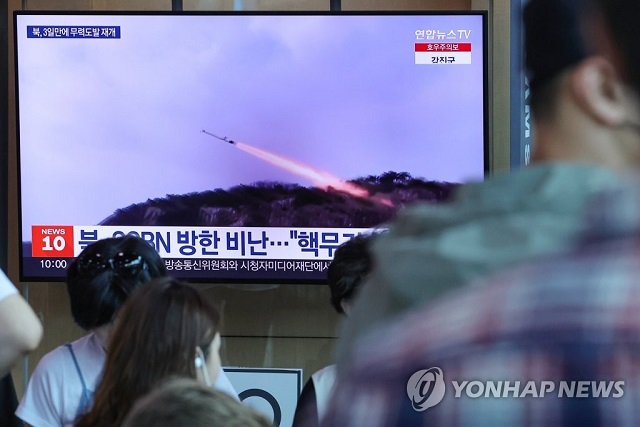 ▲ 북한이 서해상으로 순항미사일을 발사한 22일 오전 서울역 대합실에서 시민들이 관련 보도를 보고 있다.ⓒ연합뉴스