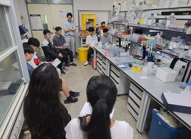 ▲ 국립공주대학교 지방교육정책개발원이 24일 신관캠퍼스와 충남지역 고등학교 학생을 대상으로 '23년 하계방학 대학연계·마을연계 공동교육과정'을 운영하고 있다.ⓒ공주대