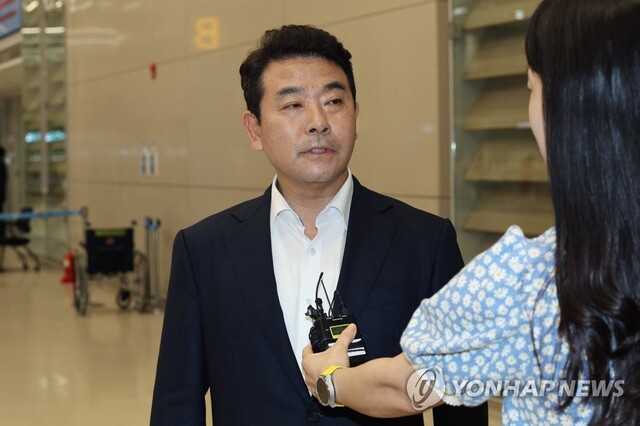 ▲ 외교 일정을 위해 베트남으로 떠난 더불어민주당 박정 의원이 25일 오전 인천국제공항을 통해 조기 귀국한 뒤 취재진의 질문에 답하고 있다. ⓒ연합뉴스