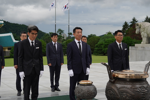 ▲ 한문희 코레일 사장(사진 가운데)이 25일 오전 국립대전현충원을 찾아 참배하고 있다. ⓒ한국철도공사