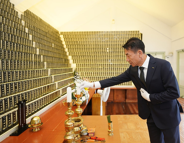 ▲ 한문희 코레일 사장이 25일 철도순직자 위패가 모셔진 충북 옥천군에 있는 철도 이원성역을 찾아 분향하고 있다.
ⓒ한국철도공사