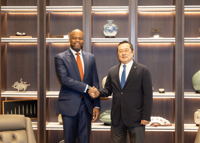 ▲ 구자열(오른쪽) 한국무역협회 회장이 25일 서울 강남구 삼성동 트레이드 타워에서 왐켈레 메네 아프리카대륙자유무역지대 사무총장과 악수하고 있다. ⓒ한국무역협회