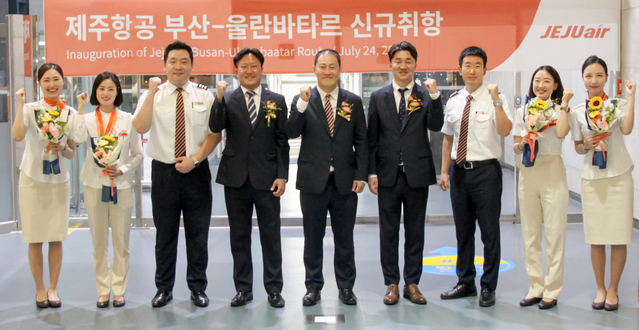 ▲ 7월 24일 오후 김해국제공항에서 진행된 제주항공 부산~울란바토르 노선 신규취항식에 참석한 정재필 제주항공 커머셜본부장(사진 가운데) 등 관계자들이 신규 취항편 승무원과 기념촬영을 하고 있다. ⓒ제주항공