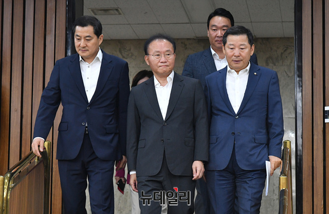 ▲ 윤재옥 국민의힘 원내대표가 25일 국회에서 열린 원내대책회의에서 참석하기 위해 입장하고 있다.ⓒ이종현 기자