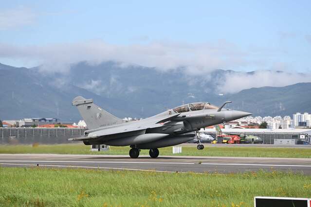 ▲ 프랑스 항공우주군의 ‘라팔’ 전투기가 한프 연합공중훈련 및 추모 비행을 위해 힘차게 이륙하고 있다. ⓒ공군