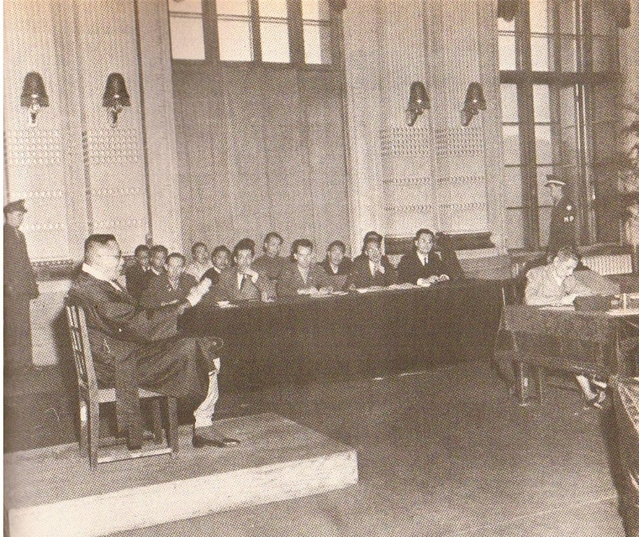 ▲ 김구가 장덕수 암살 배후자로 지목되어 수사받는 중, 미군정 재판정에 증인으로 출두하여 발언하는 모습.(왼쪽)