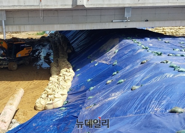 ▲ 오송 궁평2지하차도 참사의 1차 원인으로 지목돼 온 미호강 임시제방.ⓒ최중기 기자