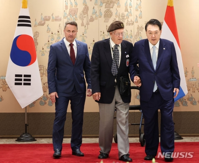 ▲ 윤석열 대통령이 25일 서울 용산 대통령실 청사에서 열린 한-룩셈부르크 정상과 참전용사 간 환담에서 정전협정 체결 70주년 기념일 및 유엔군 참전의 날을 맞아 방한한 자비에 베텔(왼쪽) 룩셈부르크 총리, 참전 용사인 레옹 모아옝 씨와 기념촬영을 마친 뒤 이동하고 있다. (대통령실통신사진기자단) ⓒ뉴시스