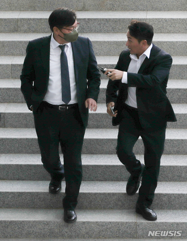 ▲ 지난해 9월 27일 수원지방법원에서 열리는 영장실질심사에 출석하기 위해 수원지방검찰청 청사로 들어가고 있는 이화영 킨텍스 대표이사(전 경기도 평화부지사)의 모습(사진 좌측). ⓒ뉴시스