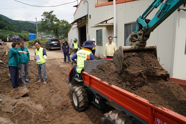 ▲ 경상북도농업기술원은 집중호우로 피해를 입은 농가를 돕고 신속한 영농복구를 위해 농업기계 안전전문관으로 구성된 농업기계 현장지원팀을 운영해 피해 농경지 복구 지원에 나선다.ⓒ경북도농업기술원