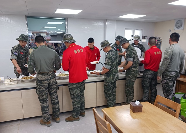 ▲ 경북도와 시군은 장병들에게 양질의 식사와 생활편의를 제공하기 위해 숙박과 끼니마다 식사와 간식 등을 실시간 사진으로 점검하는 등 세심하게 챙기고 있다.ⓒ경북도