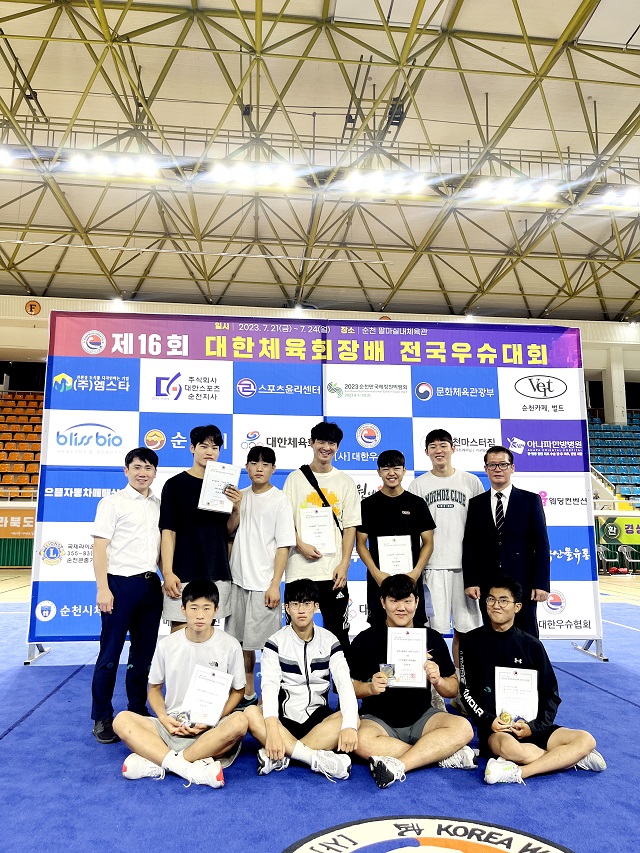 ▲ 제16회 대한체육회장배 전국우슈대회에서 포항시체육회 우슈 실업팀이 산타종목에서 김경환우승, 이재준, 정용준 2위를 차지하는 쾌거를 올렸다.ⓒ포항시체육회