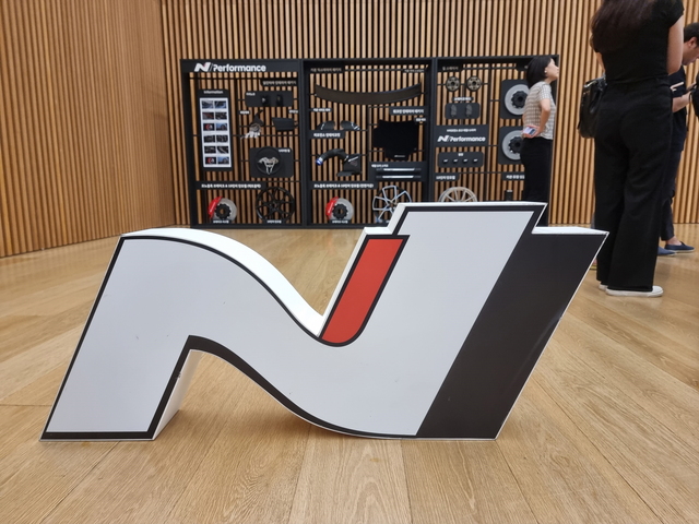 ▲ N 브랜드의 내외관 튜닝 파츠가 전시된 모습 ⓒ뉴데일리 김성현 기자