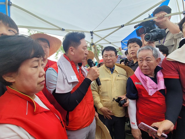 ▲ 지난 집중호우로 특별재난지역으로 선포된 전북 익산시 망성면을 찾은 김기현 국민의힘 대표가 비 피해를 입은 농민들을 위로하고 있다. 조배숙 국민의힘 전북도당위원장과 정헌율 익산시장이 함께 자리를 하고 있다.ⓒ홍문수 기자