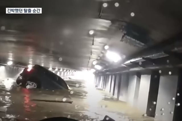 ▲ 오송 궁평2지하차도에 순식간에 물이 차올라 승용차가 둥둥 떠다니고 있다.ⓒKBS 유튜브 캡처