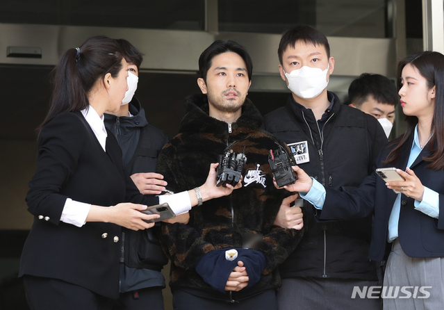 ▲ '강남 납치·살해 사건'의 피의자로 구속된 용의자 3인조 중 이경우(36)가 지난 4월9일 오후 서울 강남구 수서경찰서에서 취재진 질문에 답하고 있다. ⓒ뉴시스