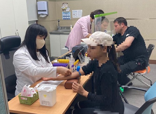 ▲ 논산시가 수해지역 찾아가는 외국인 검강검진를 하고 있다.ⓒ논산시