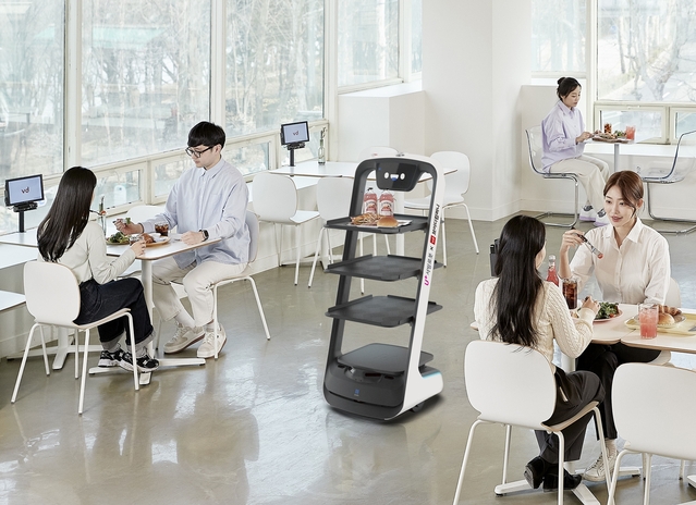 ▲ LG유플러스는 '브이디컴퍼니'와 대한민국 외식업 디지털 전환을 위한 업무협약(MOU)을 체결하고, 첫 협업 상품인 'U+서빙로봇 푸두봇'을 출시했다고 밝혔다.ⓒLG유플러스